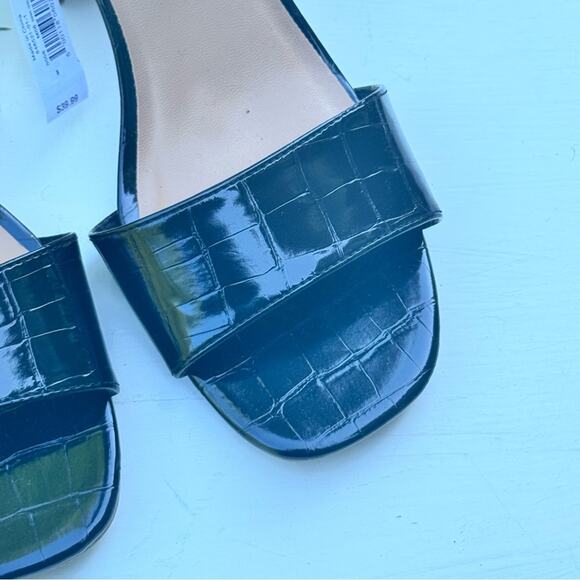 Old Navy Black Jack Heel Ankle Strap Sandals
Sz 8
NWT - Picture 2 of 9